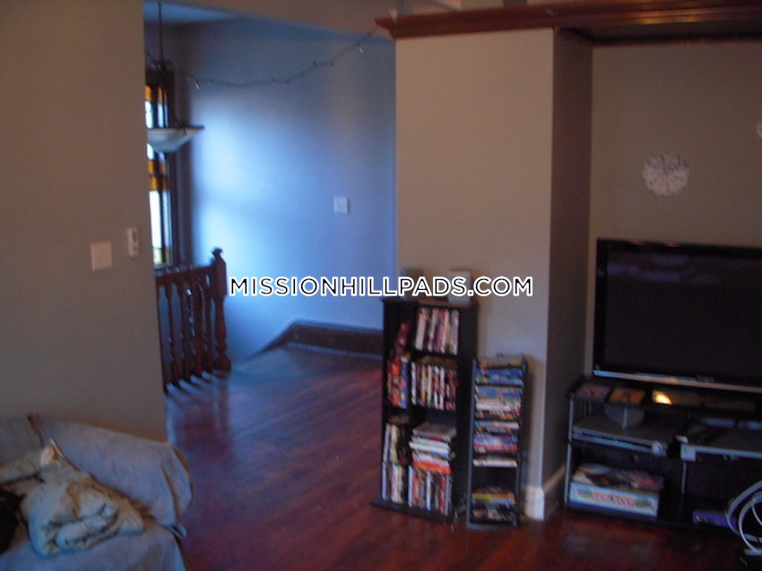 BOSTON - MISSION HILL - 4 Beds, 1 Bath - Image 30