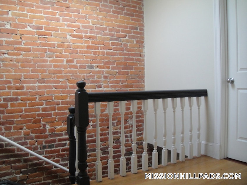 BOSTON - MISSION HILL - 4 Beds, 1 Bath - Image 9