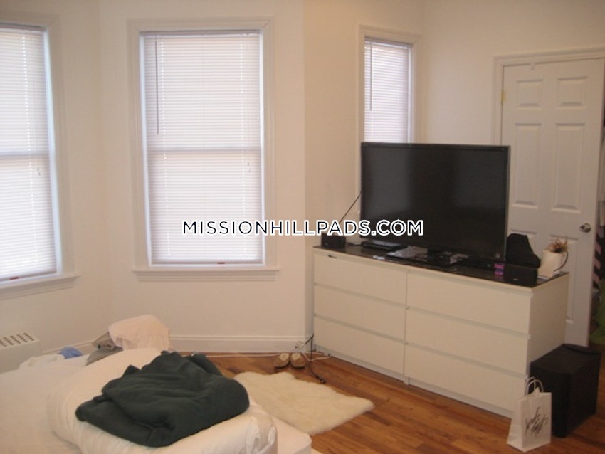 BOSTON - MISSION HILL - 5 Beds, 2 Baths - Image 20