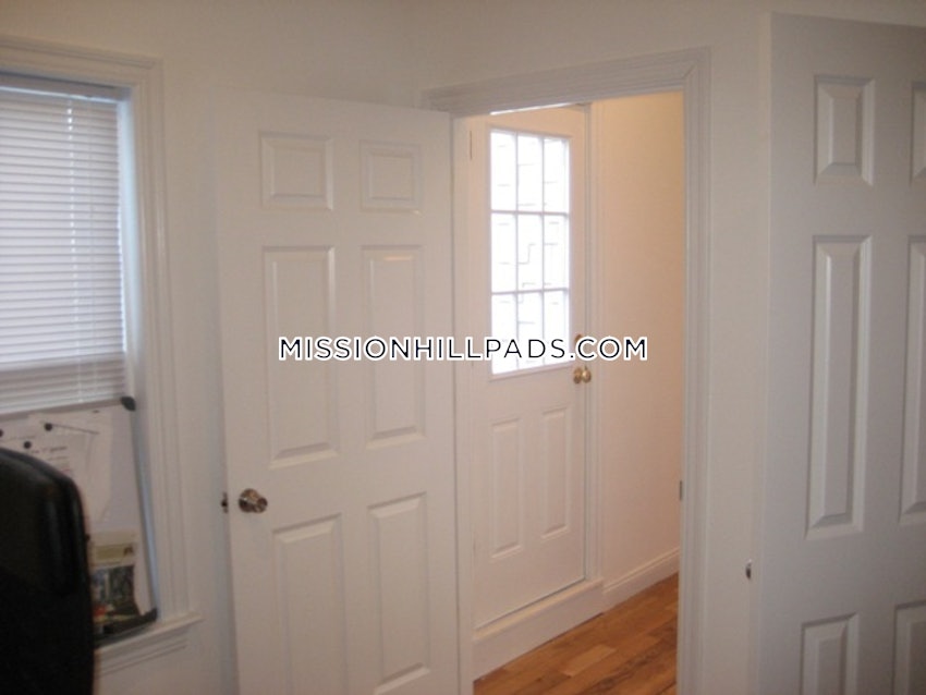 BOSTON - MISSION HILL - 5 Beds, 2 Baths - Image 15