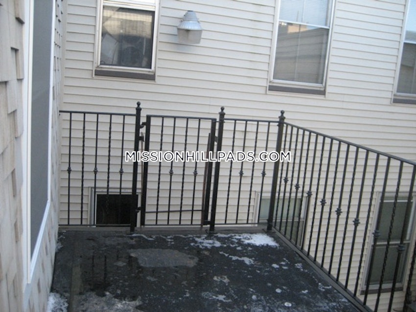 BOSTON - MISSION HILL - 5 Beds, 2 Baths - Image 34