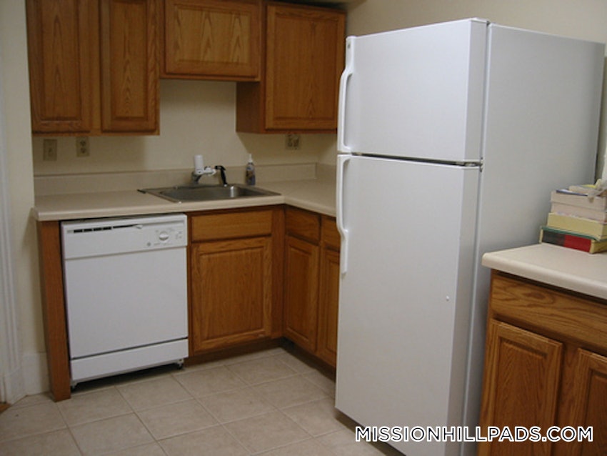 BOSTON - MISSION HILL - 3 Beds, 1 Bath - Image 1