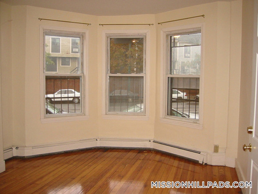 BOSTON - MISSION HILL - 3 Beds, 1 Bath - Image 11