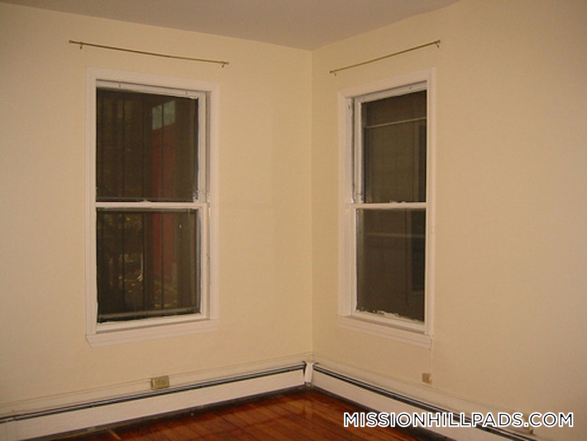 BOSTON - MISSION HILL - 3 Beds, 1 Bath - Image 18