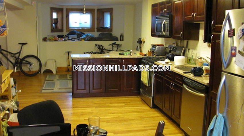 BOSTON - MISSION HILL - 4 Beds, 2 Baths - Image 4