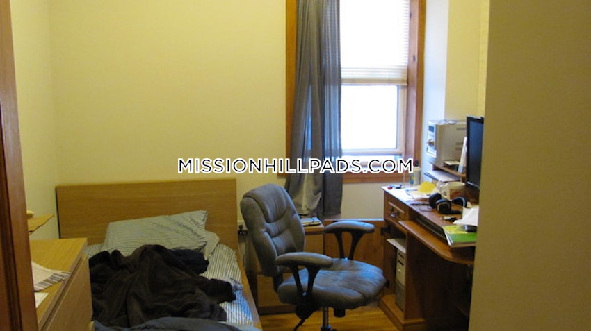 BOSTON - MISSION HILL - 4 Beds, 2 Baths - Image 40