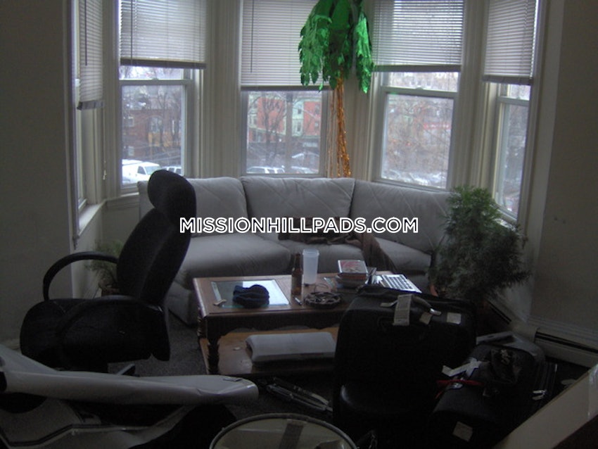 BOSTON - MISSION HILL - 3 Beds, 1 Bath - Image 2