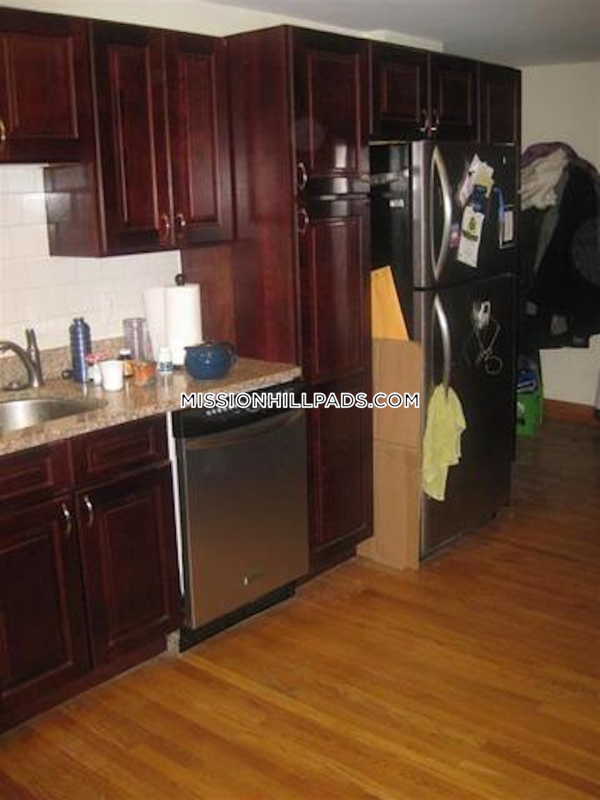 BOSTON - MISSION HILL - 4 Beds, 2 Baths - Image 7