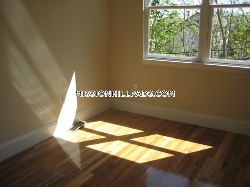 BOSTON - MISSION HILL - 3 Beds, 2.5 Baths - Image 38