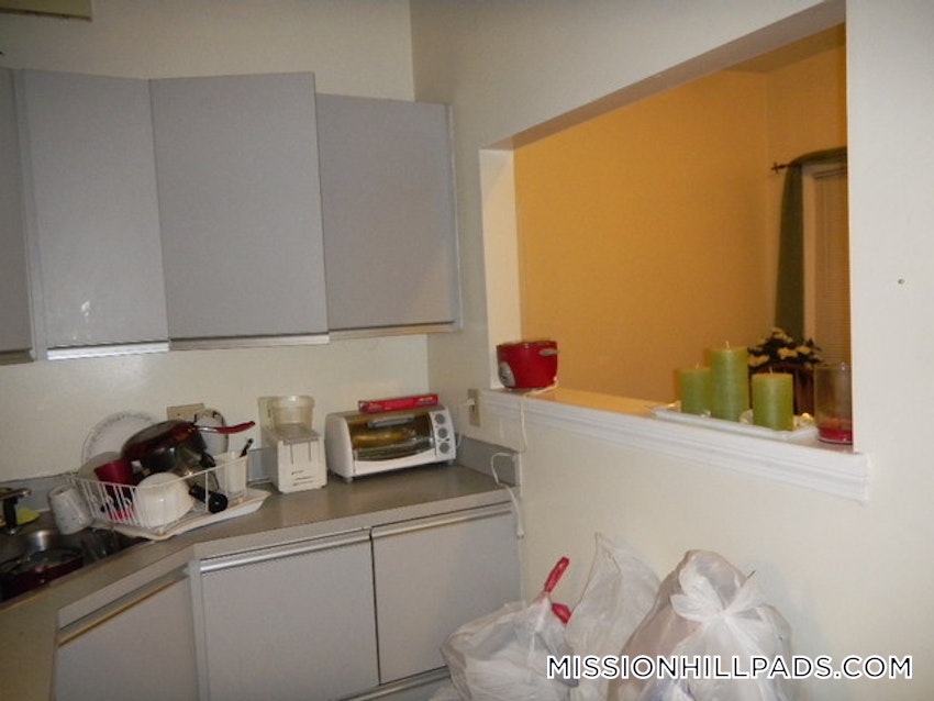 BOSTON - MISSION HILL - 3 Beds, 1 Bath - Image 9