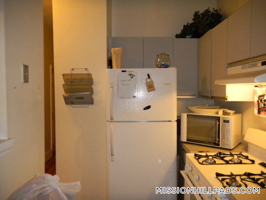 BOSTON - MISSION HILL - 3 Beds, 1 Bath - Image 2