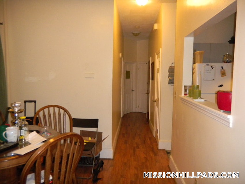 BOSTON - MISSION HILL - 3 Beds, 1 Bath - Image 2