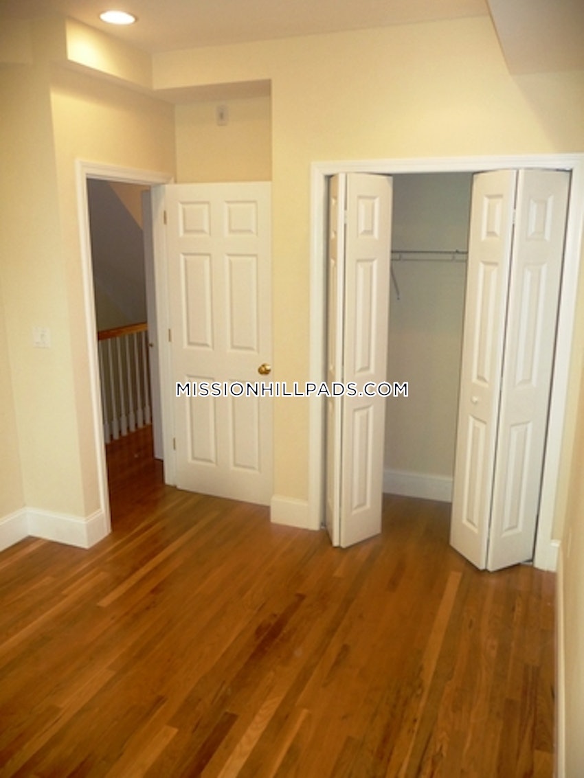 BOSTON - MISSION HILL - 3 Beds, 2.5 Baths - Image 13