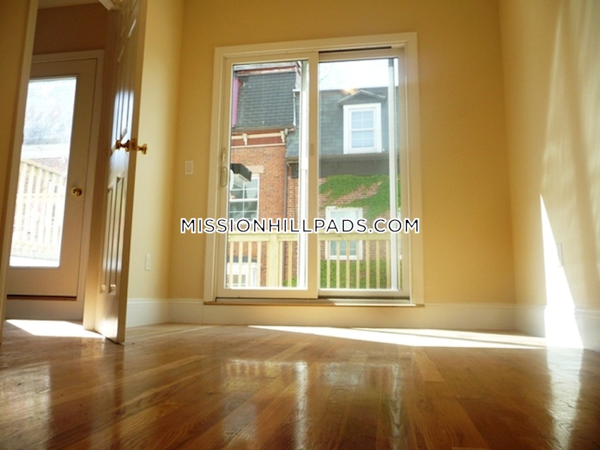 BOSTON - MISSION HILL - 3 Beds, 2.5 Baths - Image 4