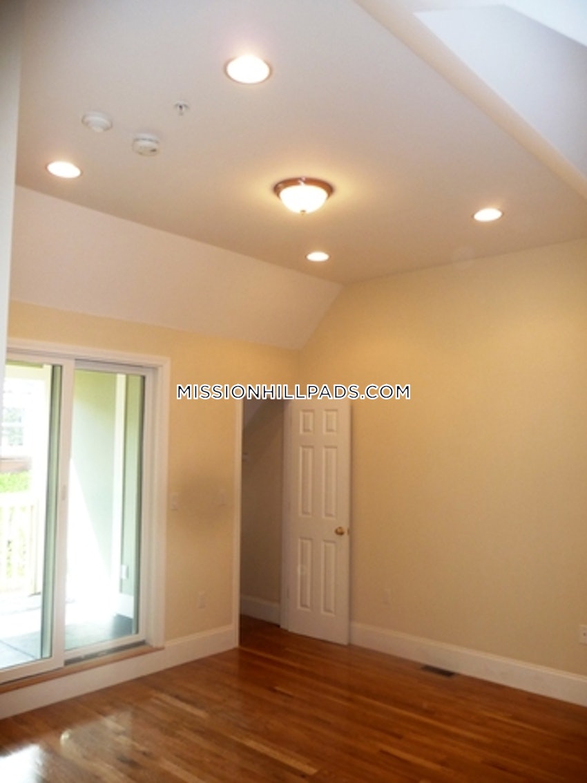 BOSTON - MISSION HILL - 3 Beds, 2.5 Baths - Image 12