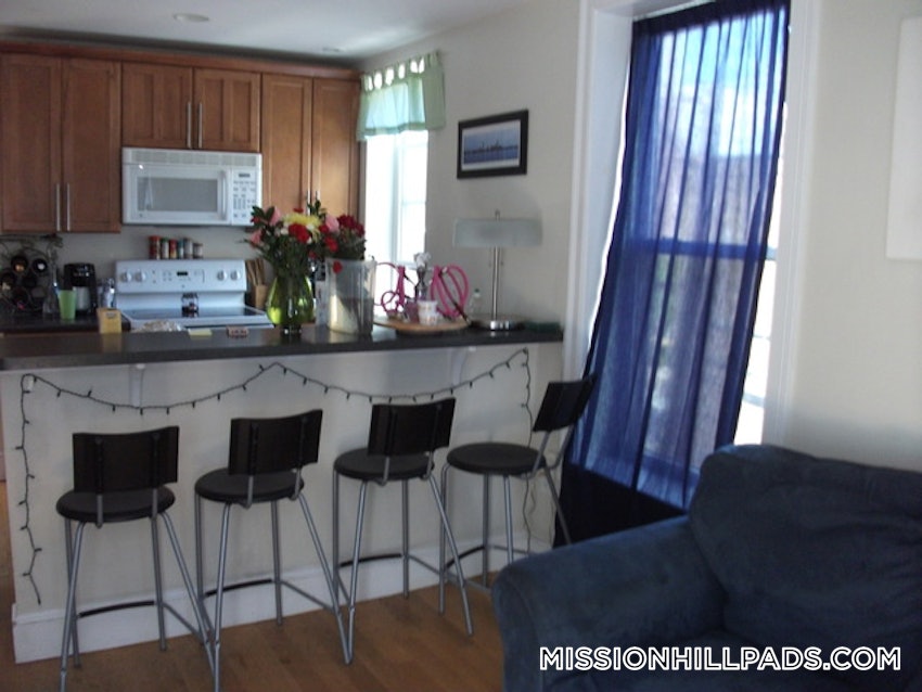 BOSTON - MISSION HILL - 4 Beds, 1 Bath - Image 4