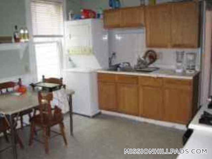 BOSTON - MISSION HILL - 4 Beds, 2 Baths - Image 17