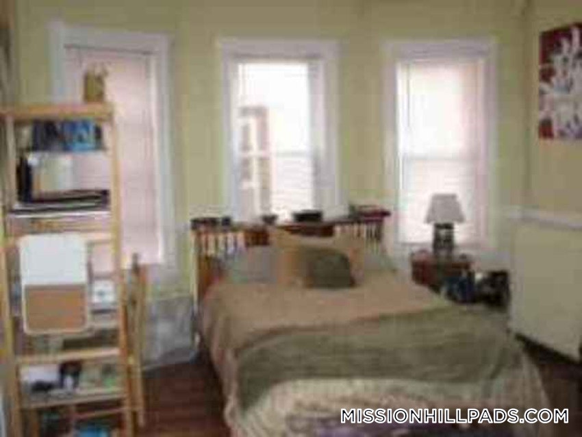 BOSTON - MISSION HILL - 4 Beds, 2 Baths - Image 18