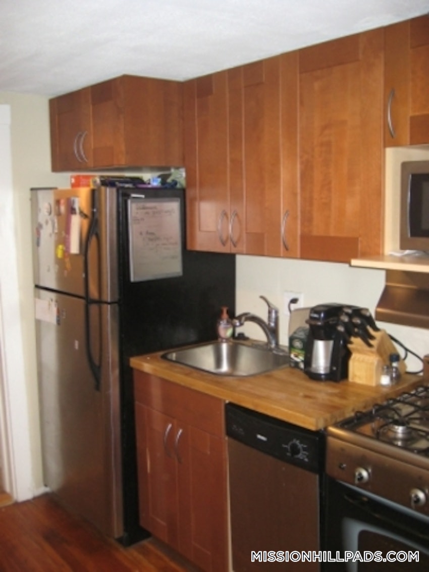 BOSTON - MISSION HILL - 3 Beds, 1 Bath - Image 3