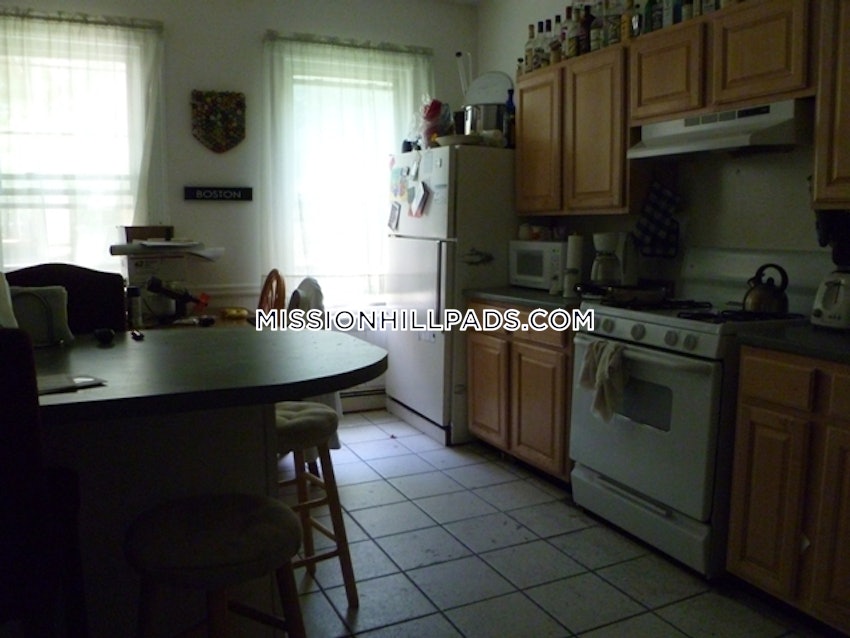 BOSTON - MISSION HILL - 3 Beds, 1 Bath - Image 6