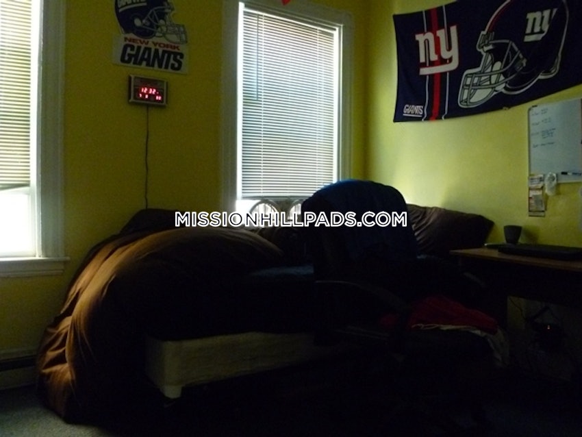 BOSTON - MISSION HILL - 3 Beds, 1 Bath - Image 4