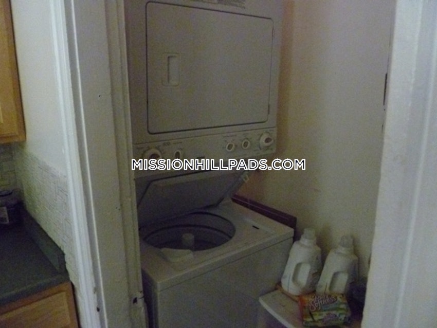 BOSTON - MISSION HILL - 3 Beds, 1 Bath - Image 5