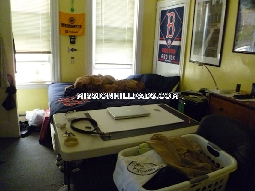 BOSTON - MISSION HILL - 3 Beds, 1 Bath - Image 2