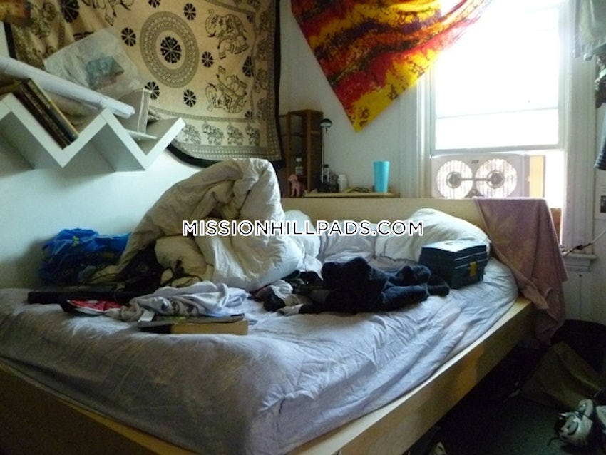 BOSTON - MISSION HILL - 3 Beds, 1 Bath - Image 3