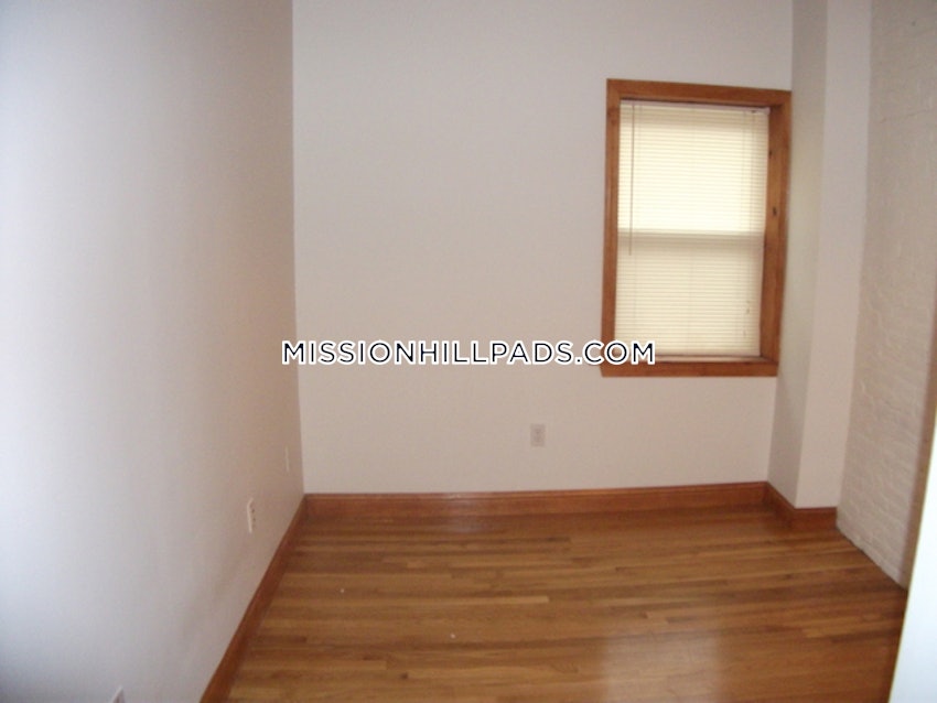 BOSTON - MISSION HILL - 4 Beds, 2 Baths - Image 34