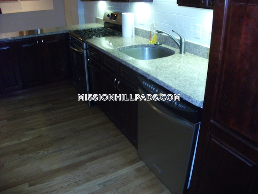 BOSTON - MISSION HILL - 4 Beds, 2 Baths - Image 26