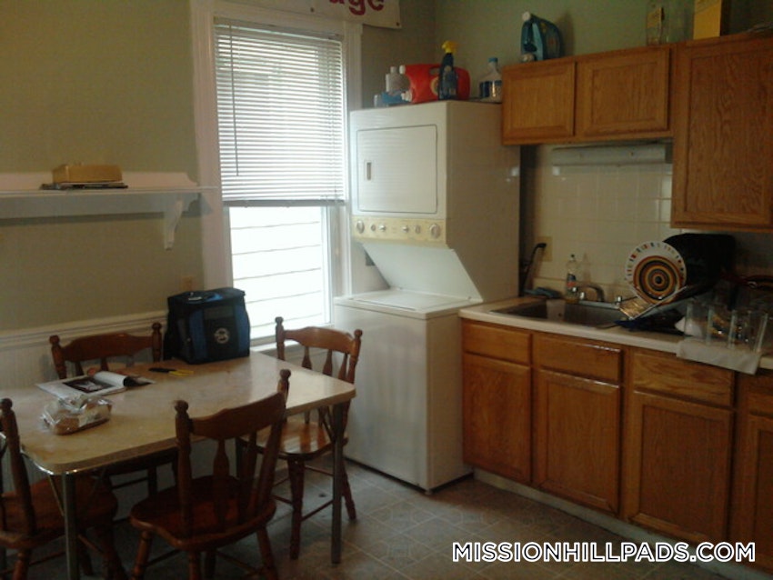 BOSTON - MISSION HILL - 4 Beds, 2 Baths - Image 14