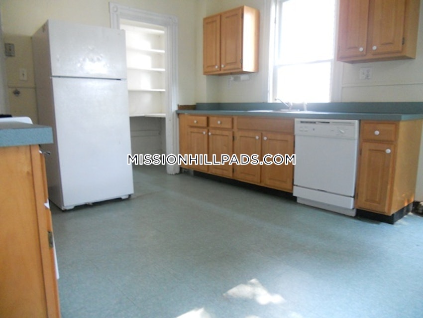 BOSTON - MISSION HILL - 4 Beds, 1 Bath - Image 12