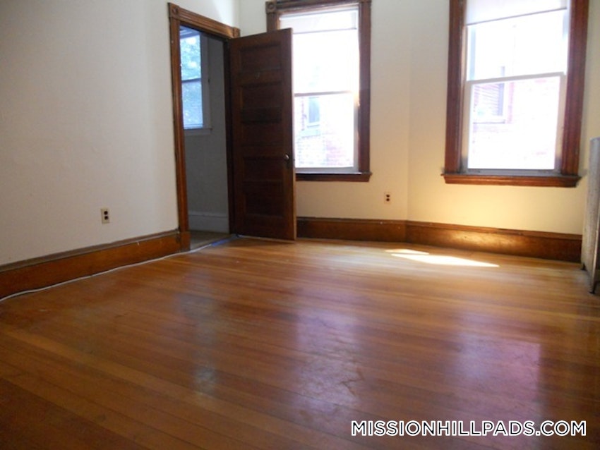 BOSTON - MISSION HILL - 5 Beds, 1 Bath - Image 13