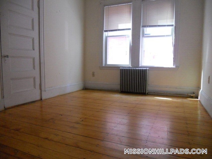 BOSTON - MISSION HILL - 5 Beds, 1 Bath - Image 11