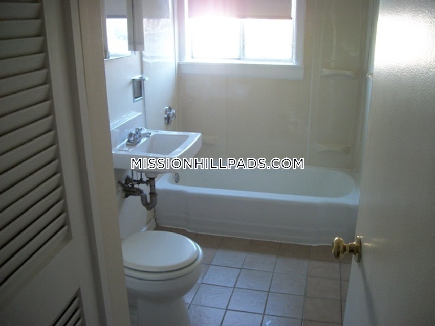 BOSTON - MISSION HILL - 4 Beds, 1 Bath - Image 2