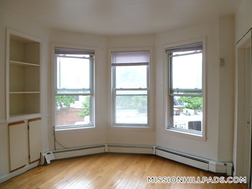 BOSTON - MISSION HILL - 3 Beds, 1 Bath - Image 15