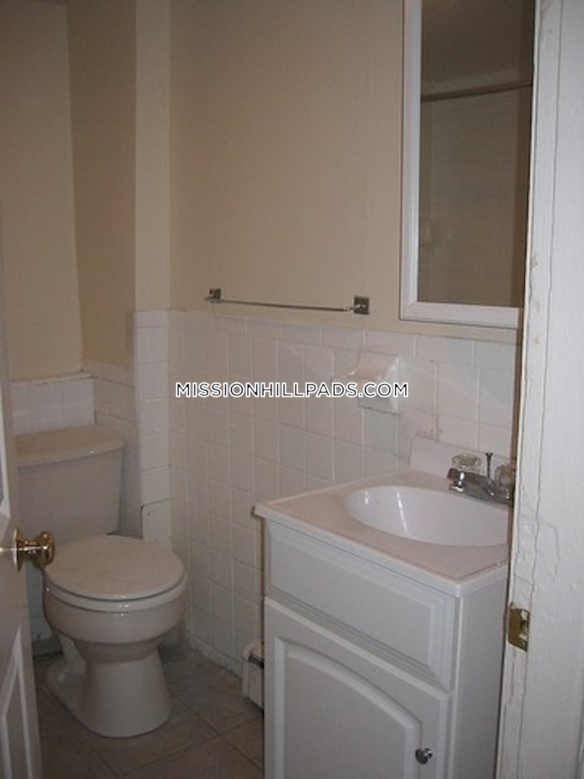 BOSTON - MISSION HILL - 3 Beds, 1 Bath - Image 31