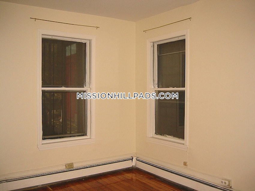 BOSTON - MISSION HILL - 3 Beds, 1 Bath - Image 13