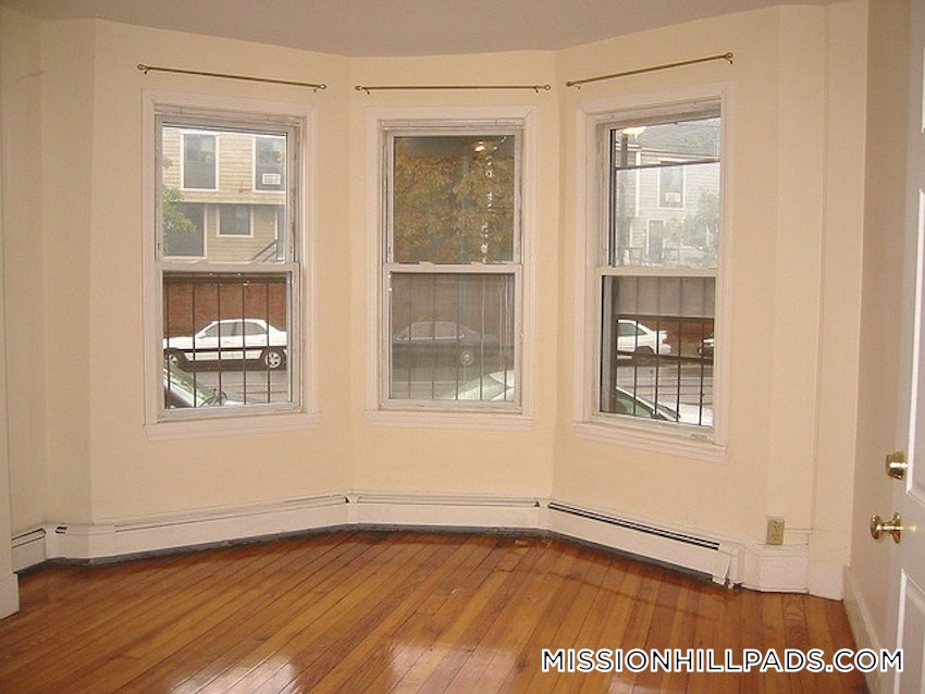 BOSTON - MISSION HILL - 3 Beds, 1 Bath - Image 12