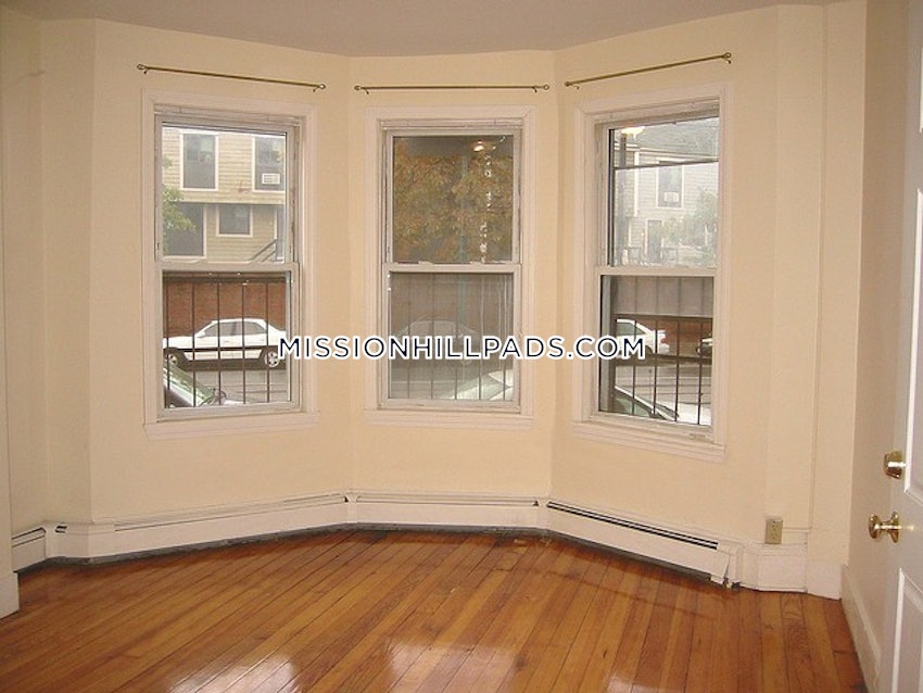 BOSTON - MISSION HILL - 3 Beds, 1 Bath - Image 12