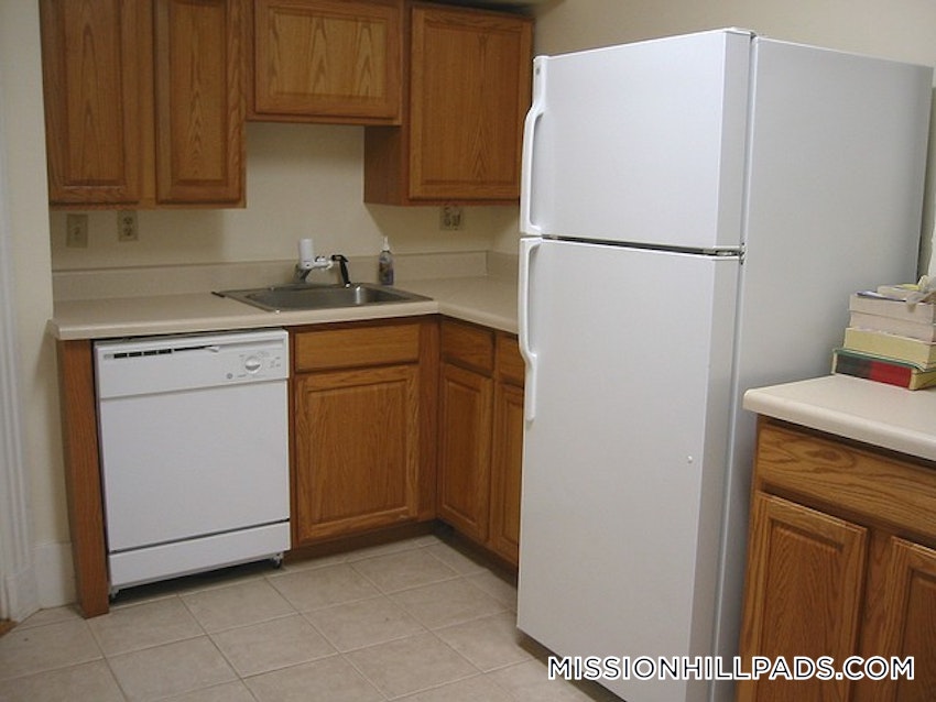 BOSTON - MISSION HILL - 3 Beds, 1 Bath - Image 2