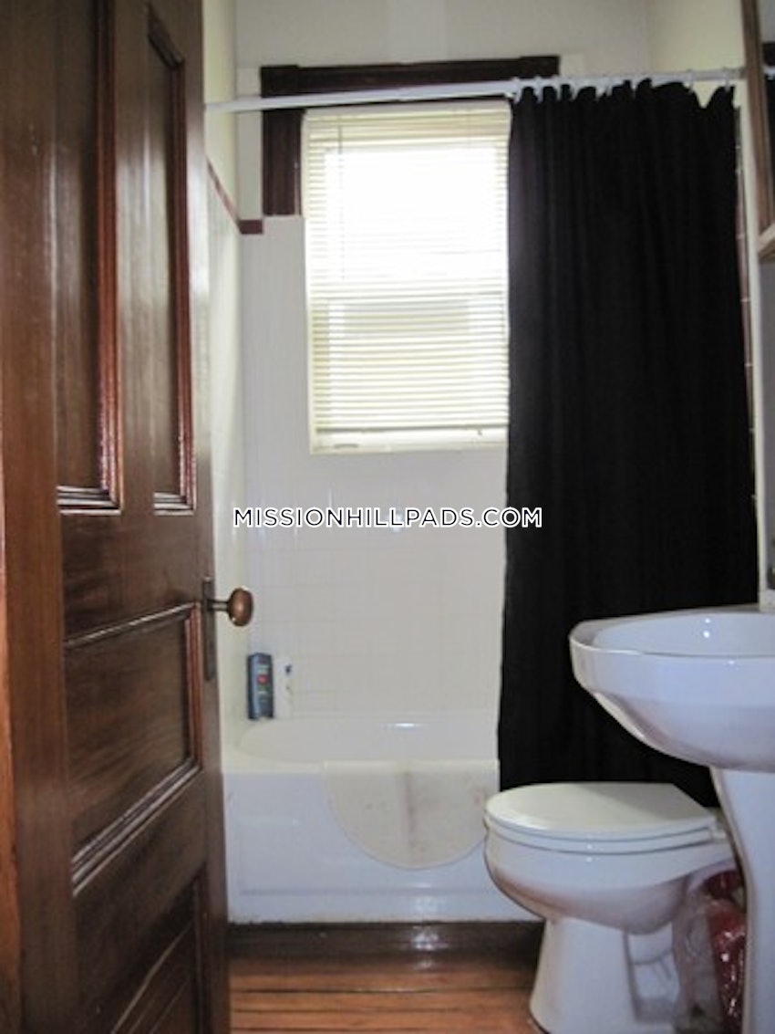 BOSTON - MISSION HILL - 5 Beds, 2 Baths - Image 70