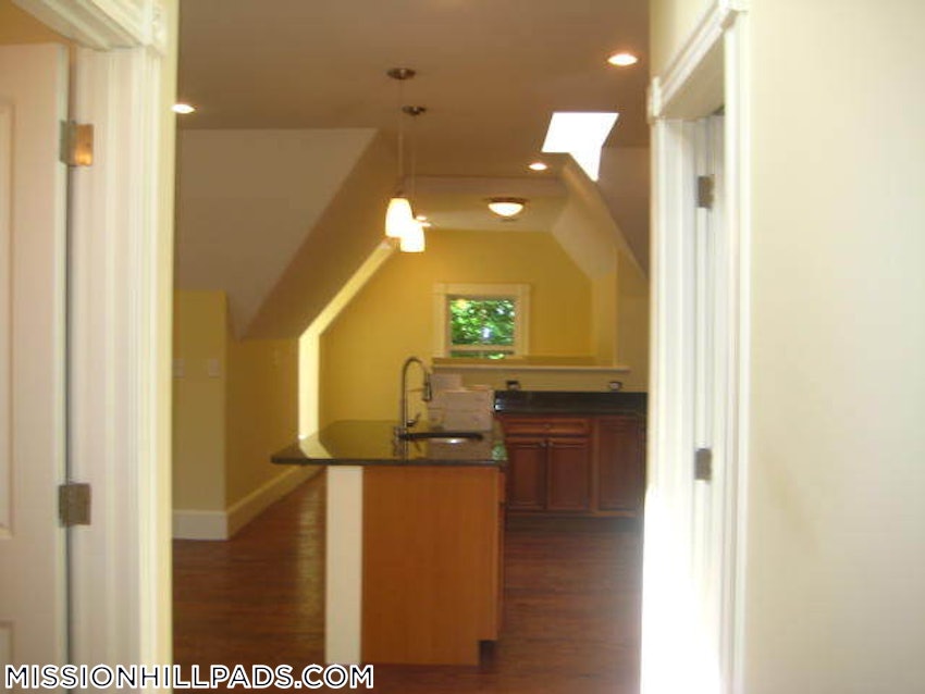 BOSTON - MISSION HILL - 4 Beds, 2 Baths - Image 15