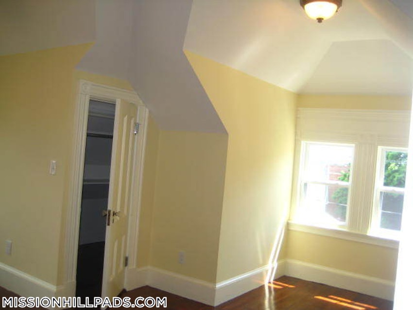 BOSTON - MISSION HILL - 4 Beds, 2 Baths - Image 14