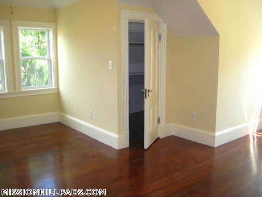 BOSTON - MISSION HILL - 4 Beds, 2 Baths - Image 13