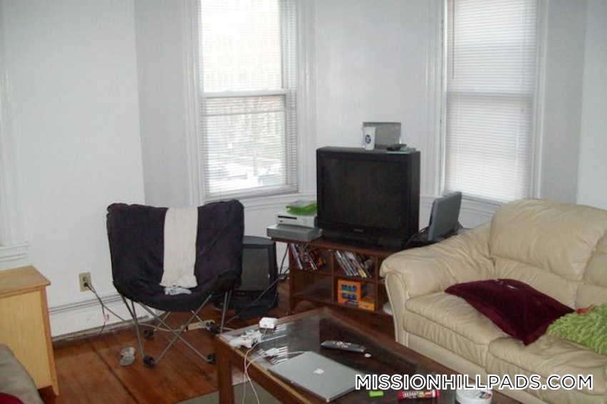 BOSTON - MISSION HILL - 4 Beds, 2 Baths - Image 15