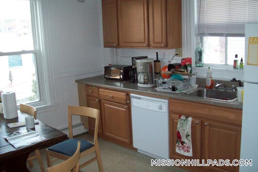 BOSTON - MISSION HILL - 4 Beds, 2 Baths - Image 11