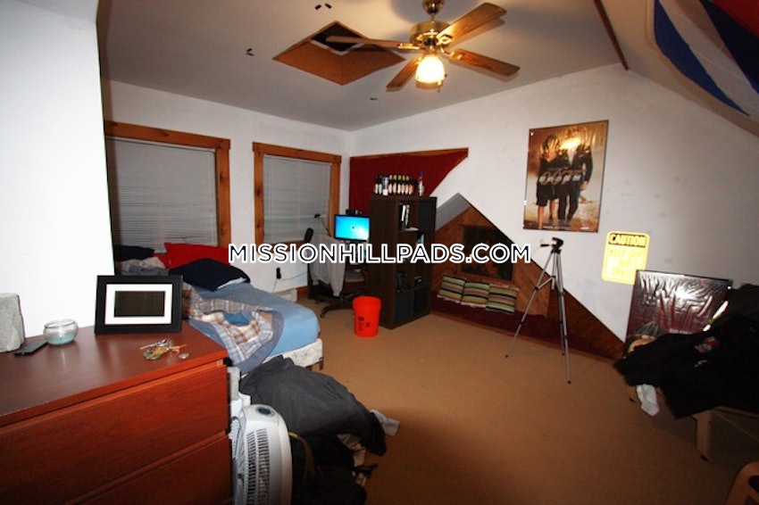 BOSTON - MISSION HILL - 4 Beds, 2 Baths - Image 19