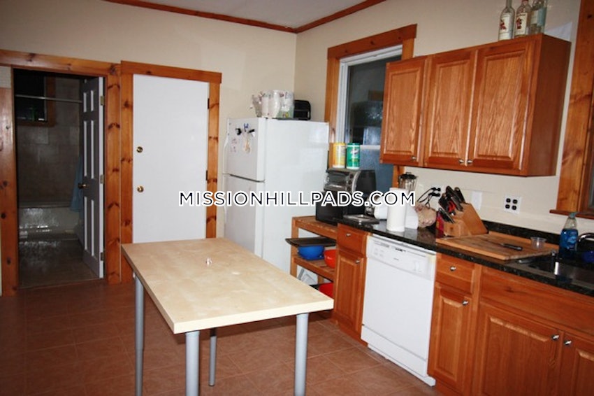 BOSTON - MISSION HILL - 4 Beds, 2 Baths - Image 5