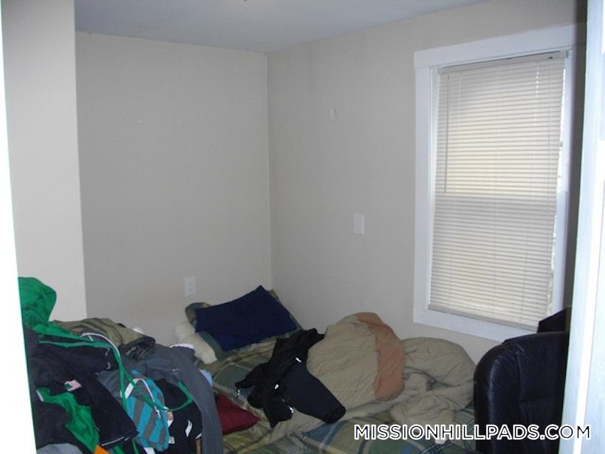 BOSTON - MISSION HILL - 3 Beds, 1 Bath - Image 9